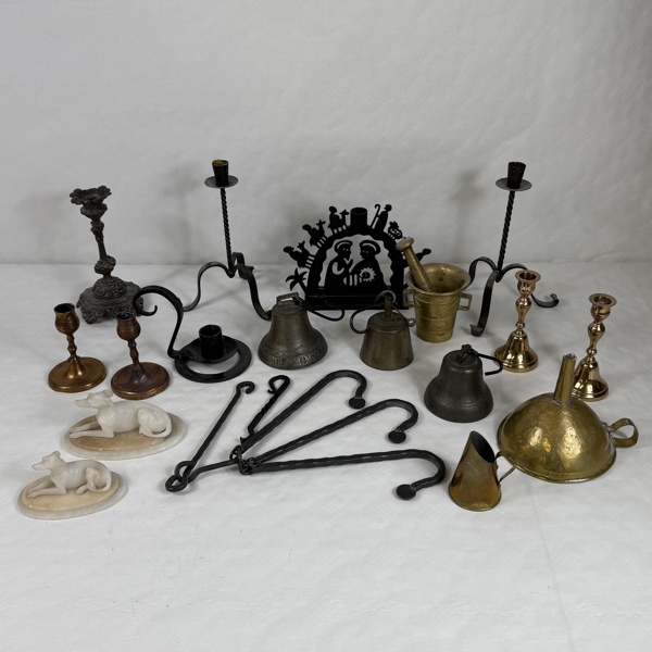 Diverse smidesföremål och ljusstakar m.m.