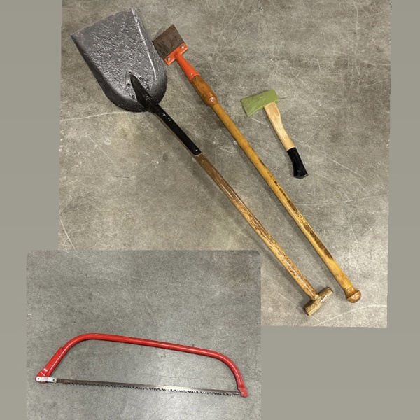 Barkspade, yxa, skyffel och såg.