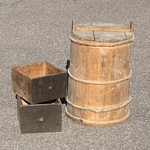 Knopplådor, 2 st, samt en trätunna.