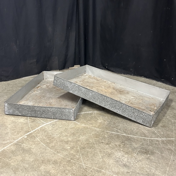 Växtbrickor, ett par, zink.