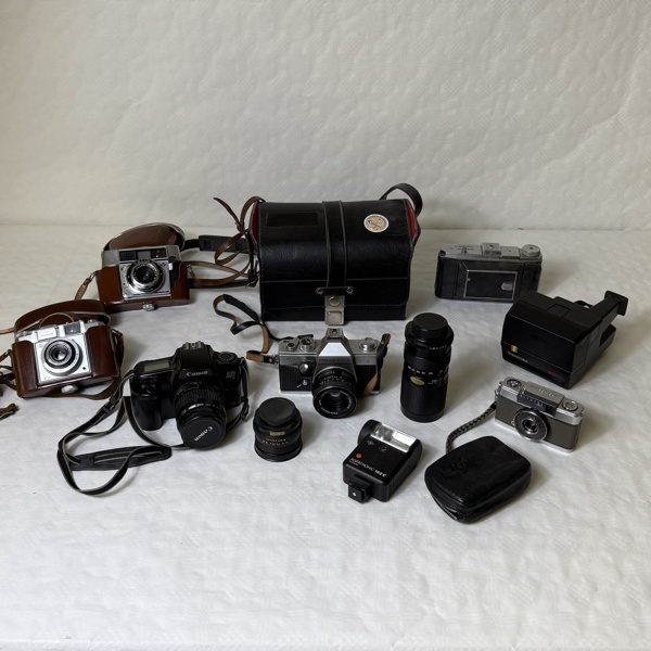 Parti kameror med tillbehör, bla Praktica och Canon.