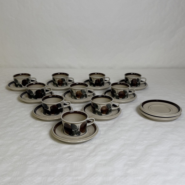 Ulla Procopé. Koppar med fat, 22 delar, Arabia, Finland.