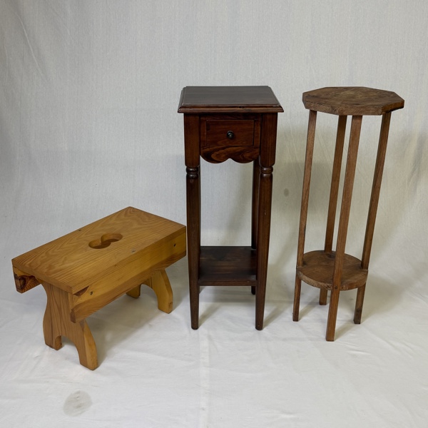 Piedestaler, 2 st, och en pall.