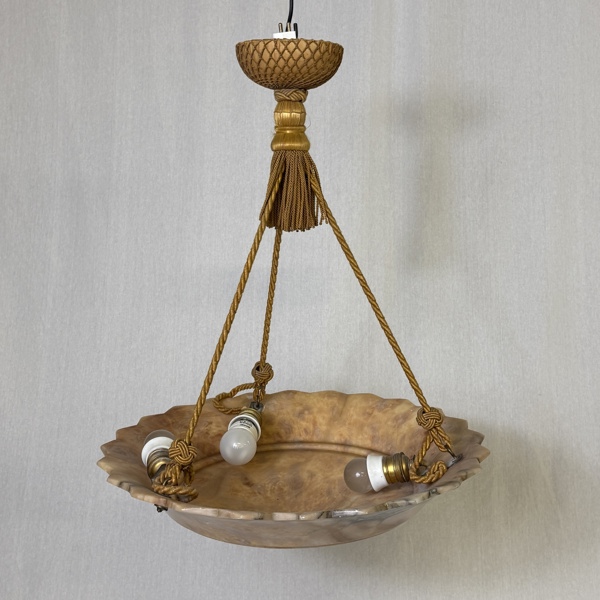 Taklampa, alabaster, 1900-talets början.