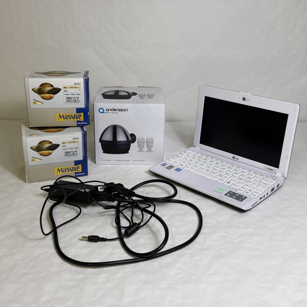 Lampor, äggkokare, samt Laptop, LG.