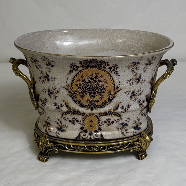 Kina Ytterfoder, keramik/mässing.