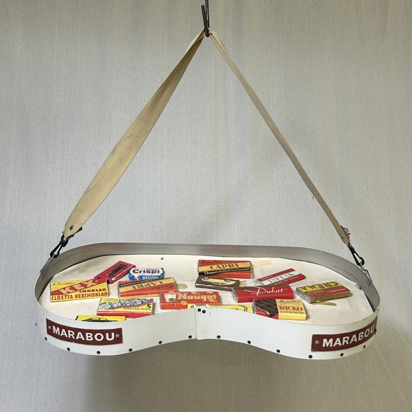Försäljningsbricka för choklad, "Marabou", 1900-talets mitt.