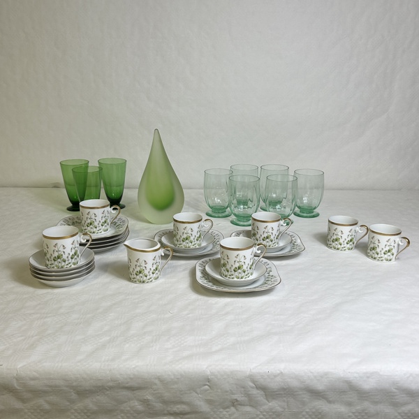 Kaffeservisdelar, Hackefors, och glasföremål, m.m.
