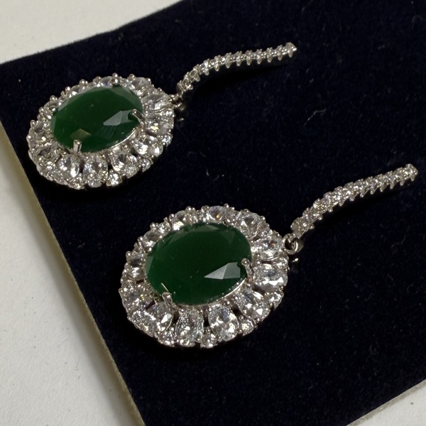 Örhängen, ett par, med jade och zirkon, silver 925/1000.