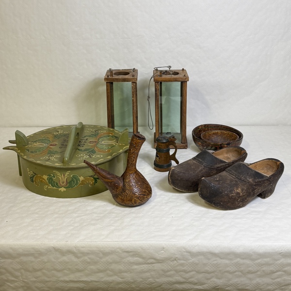 Ljuslyktor, ett par, samt allmogeföremål.