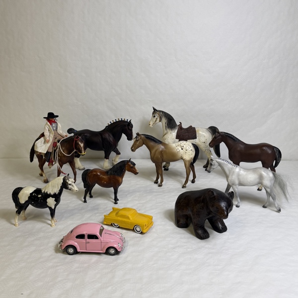 Parti hästar och leksaker.
