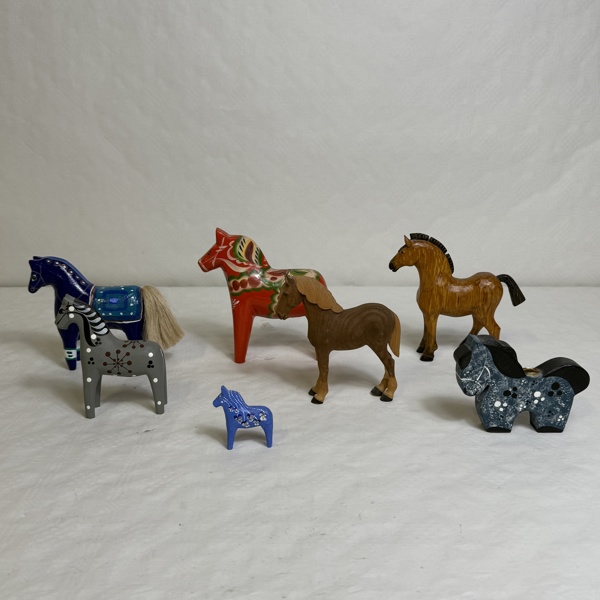 Hästar, trä, bl a Dalahästar.