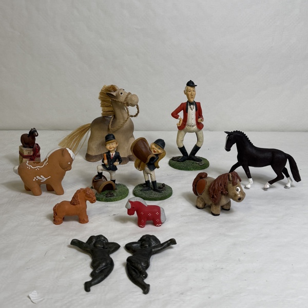 Figuriner, bl a hästar.