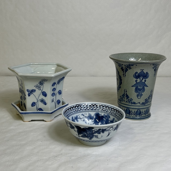 Kruka, skål och vas. Kina. 1900 tal.