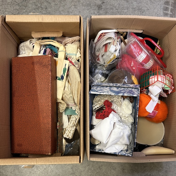 Sytillbehör, 2 lådor.