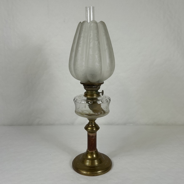 Bordfotogenlampa, glas och mässing, 1900-tal.