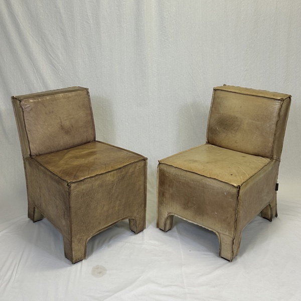 Stolar, ett par, skinn.