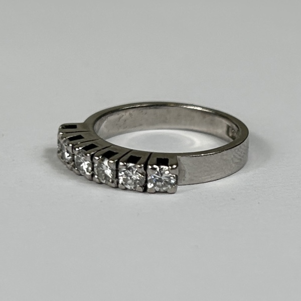 Ring, 18k vitguld med 6 st briljantslipade diamanter.