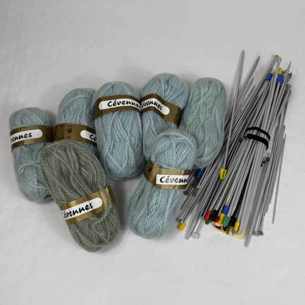 Parti garn med stickor.