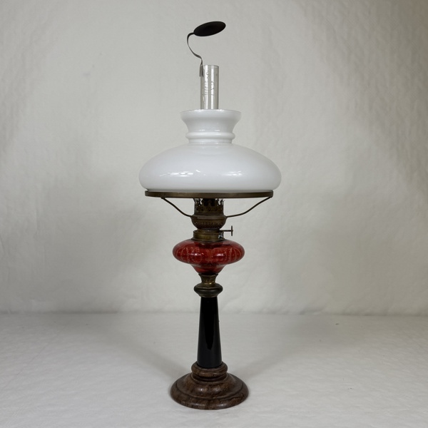 Bordsfotogenlampa, marmor/mässing, 1900-tal.