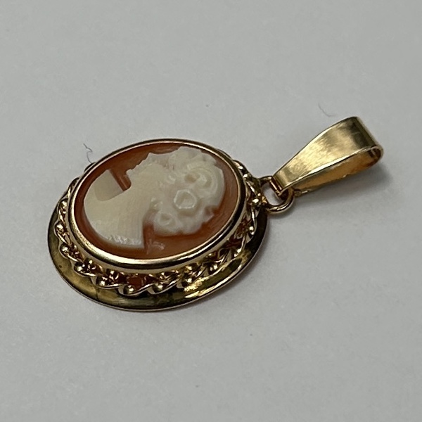 Hänge, 18k guld med camé.