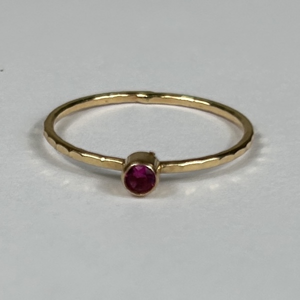 Ring, 18k guld med sten.