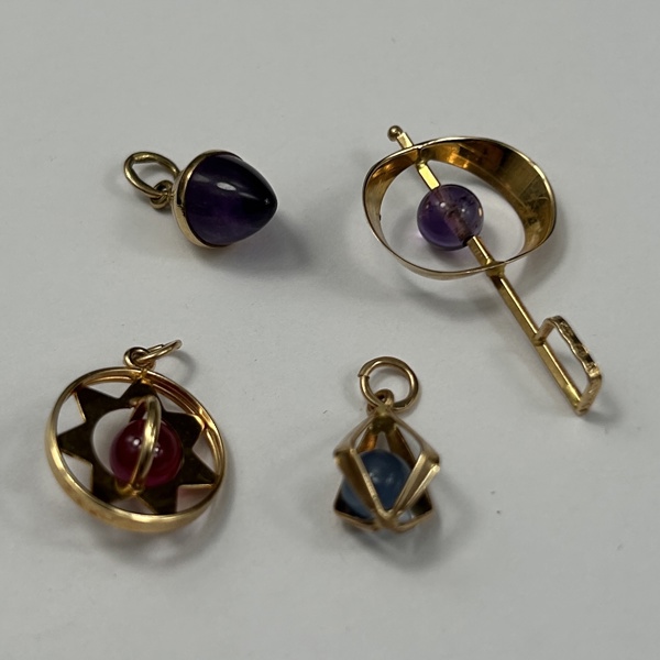 Hängen, 4 st, 18k guld med stenar.