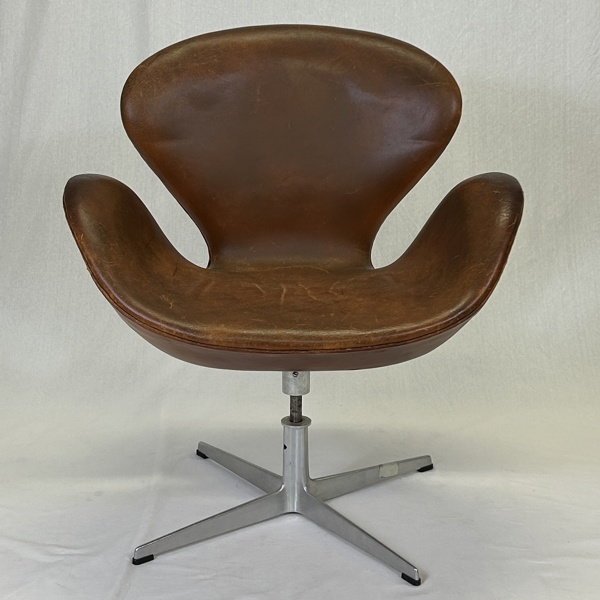 Arne Jacobsen. Fåtölj, "Svanen", Fritz Hansen, Danmark, Cognac Skinn, 1965.