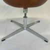 Arne Jacobsen. Fåtölj, "Svanen", Fritz Hansen, Danmark, Cognac Skinn, 1965.
