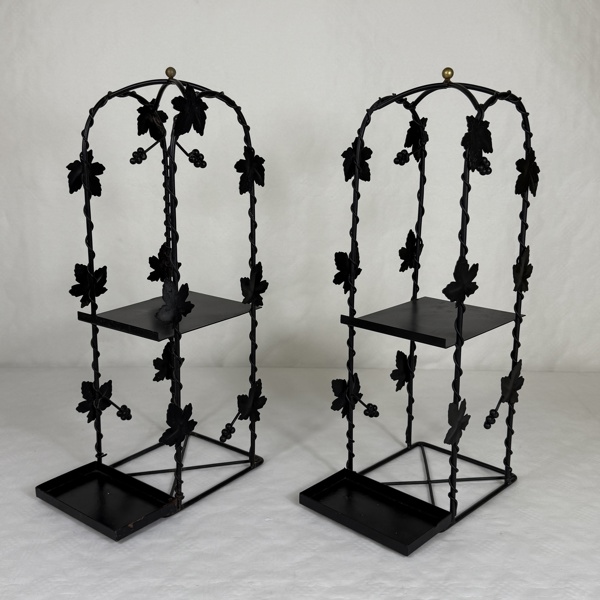 Boxvinställ, ett par, smide.