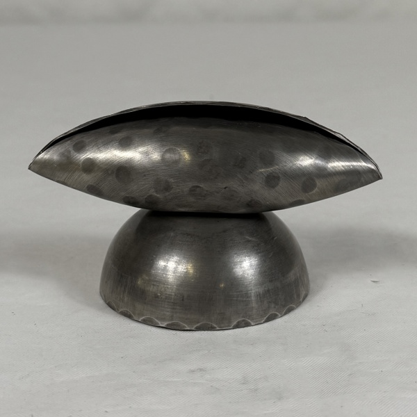 Fabian Leclerc. Skulptur, "Snäckan", tenn, 1900-tal.