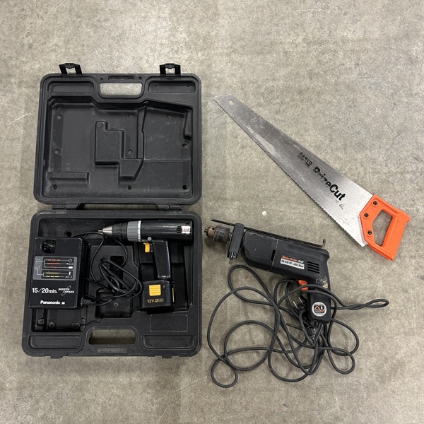 Handmaskiner, 2 st, samt en såg.