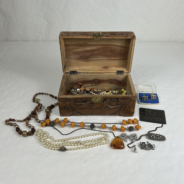 Skrin med bijouterier.