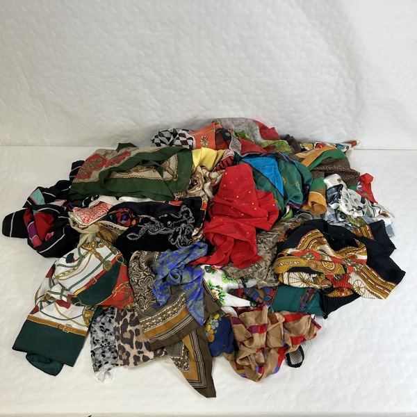 Parti scarfs och klackskor.