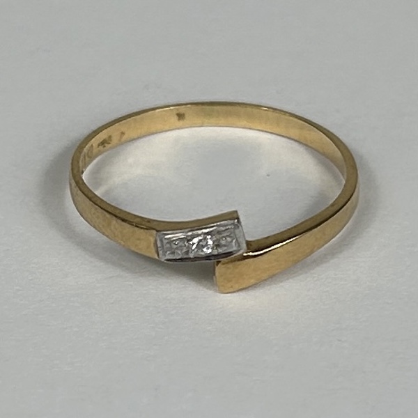 Ring, 18k guld med stenar.