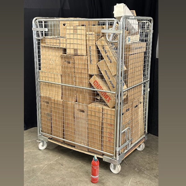 Stort parti brandsläckare i bur.