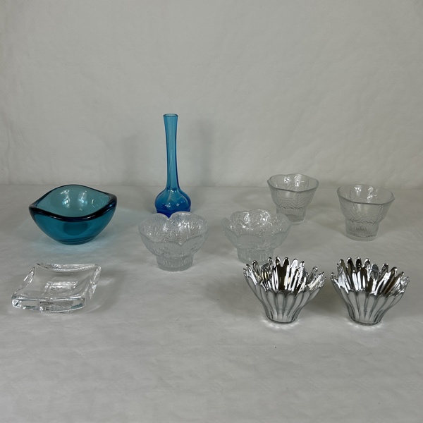 Glasföremål, 8 delar, samt ljuslyktor ett par.