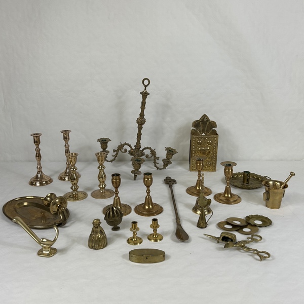 Parti mässingsföremål.