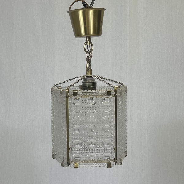 Taklampa, gulmetall och pressglas, 1900-tal.