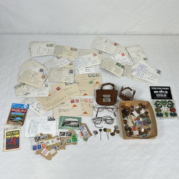 Vykort, glasögon, pins m.m.