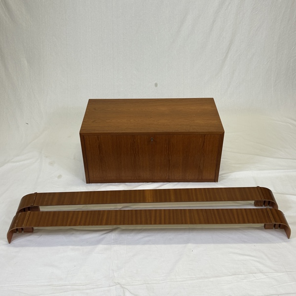 Kornischer ett par, samt en hurts, teak, 1900-talets andra hälft.