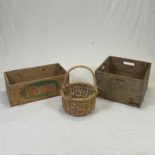 Trälådor, 2 st, samt en korg.