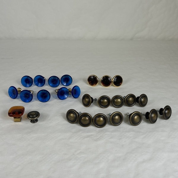 Parti knoppar, glas och mässing.