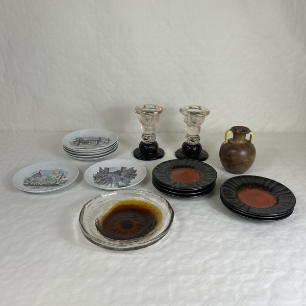 Diverse glas, porslin och keramikföremål.