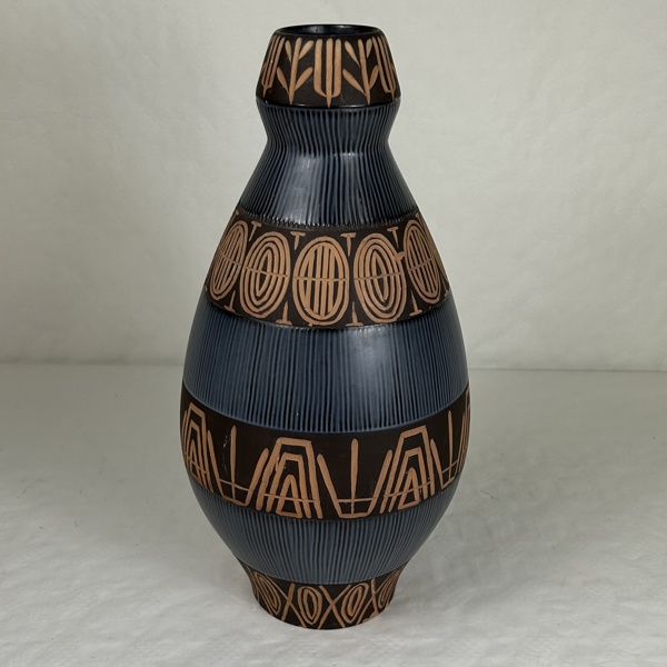 Berit Ternell. Golvvas, Bo Fajans, 1900-tal.