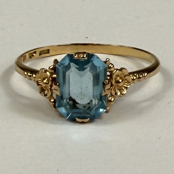 Ring, 18k guld med blå sten.