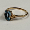 Ring, 18k guld med blå sten.