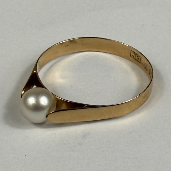 Ring, 18k guld med pärla.
