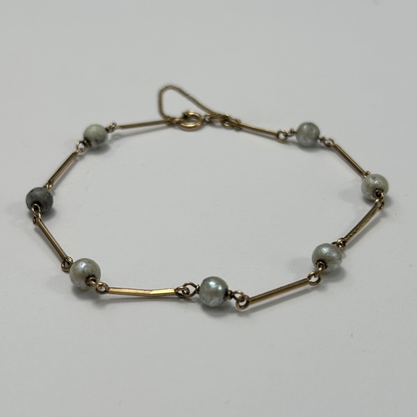 Armband, 18k guld med pärlor.