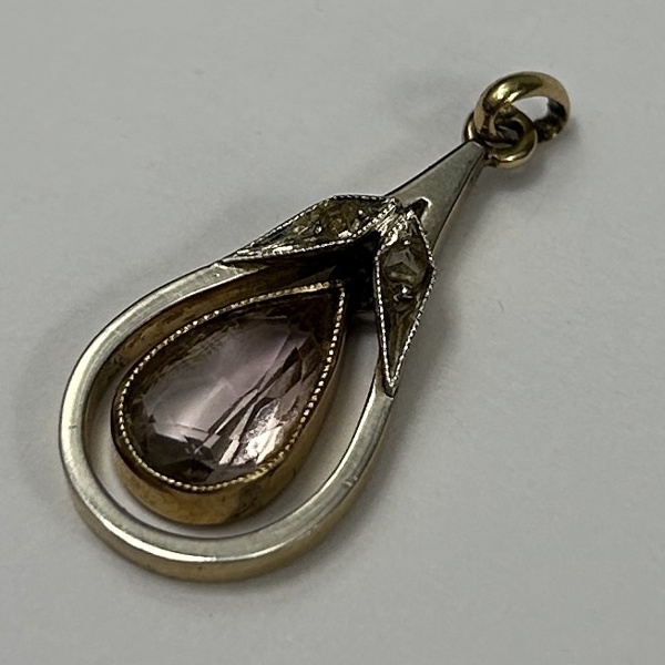 Hänge, 18k guld med sten.